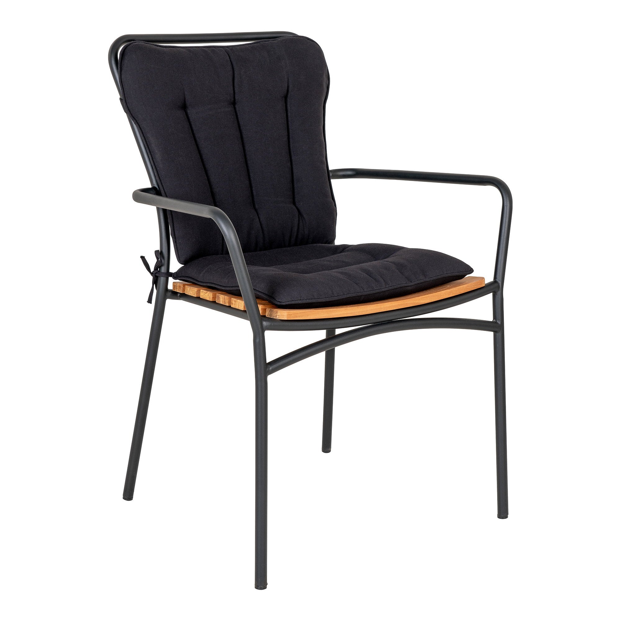 Coussin Cleveland noir posé sur chaise de jardin métal noir et teck, vue 3/4