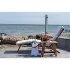 Coussin Arrecife blanc sur une chaise longue en bois sur une terrasse face à la mer