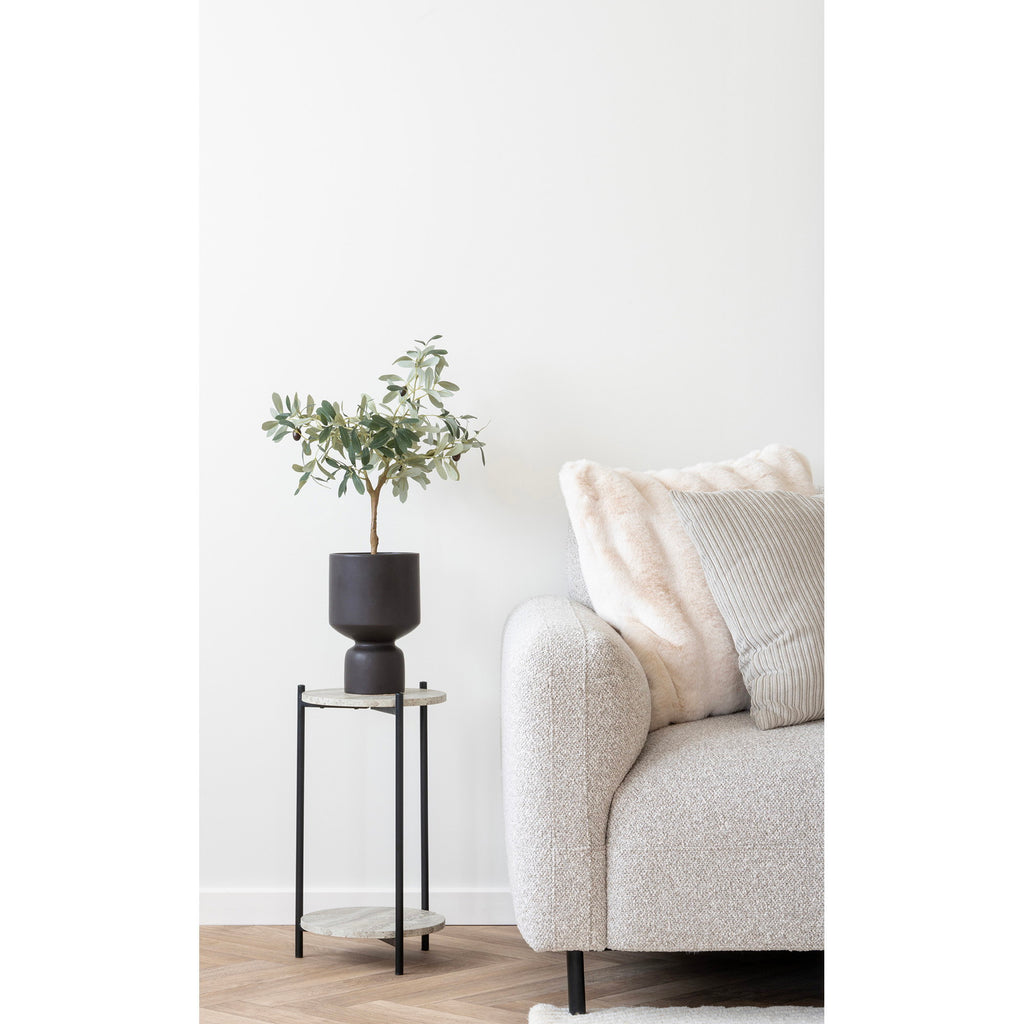 Coussin Galena fausse fourrure blanc ivoire sur canapé bouclette décor minimaliste