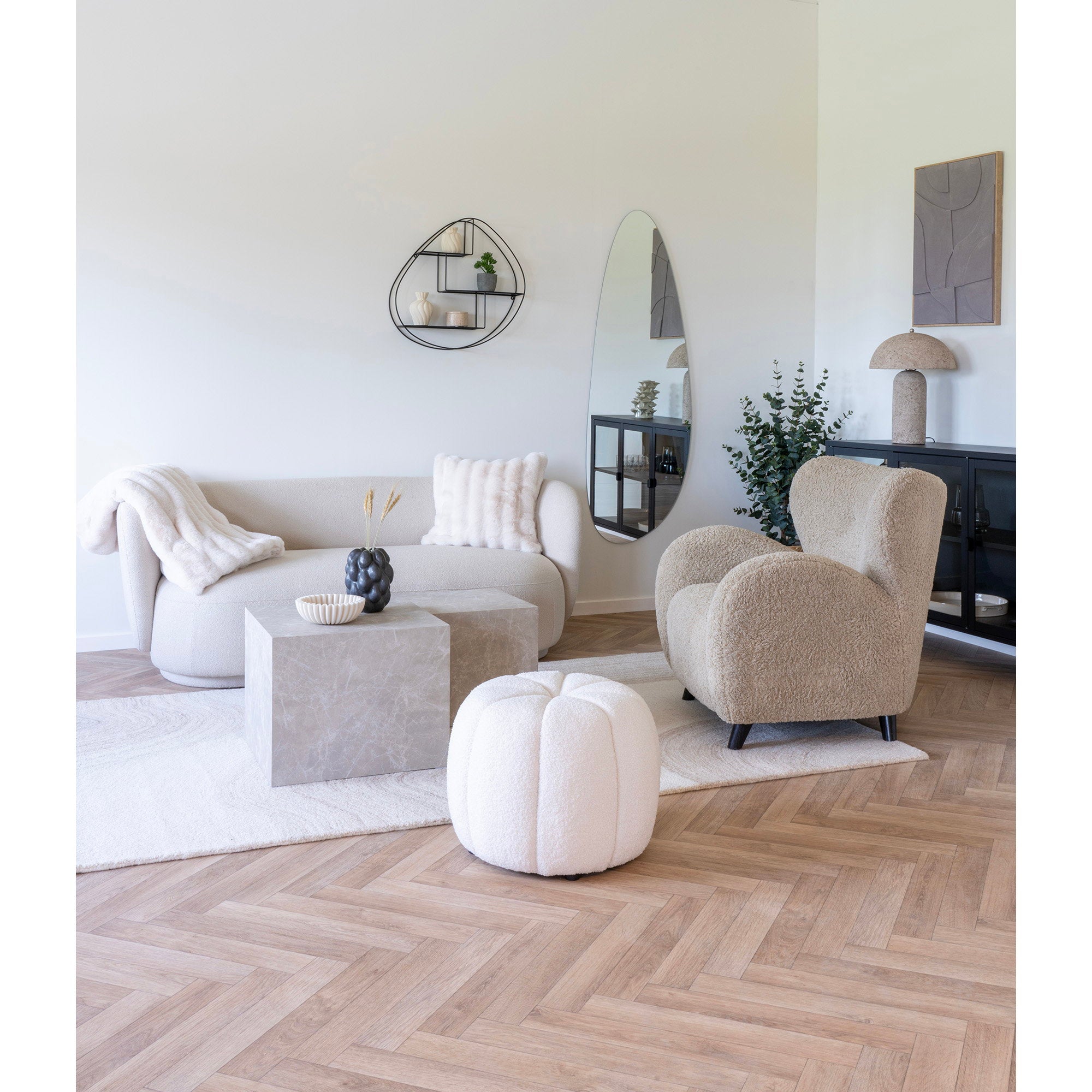 Coussin Galena blanc ivoire ambiance salon scandinave lumineux parquet chevrons