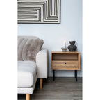 Coussin Galena gris sur canapé beige salon scandinave table de chevet bois