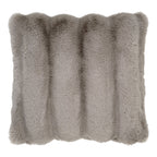 Coussin Galena fausse fourrure gris taupe 45x45 cm cannelures ondulées vue de face