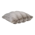 Coussin Galena fausse fourrure gris taupe relief cannelures vue trois quarts volumétrique