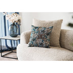 Coussin Blossom motif oriental bleu brun posé sur canapé bouclette décor contemporain