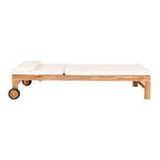 Coussin Andorra blanc à plat sur un bain de soleil en teck vu de profil