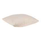 Coussin Savannah bouclé beige vu de biais qui montre le volume de son garnissage
