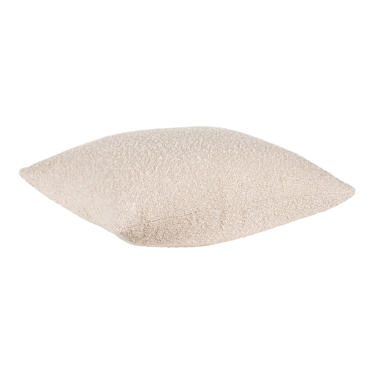 Coussin Savannah bouclé beige vu de biais qui montre le volume de son garnissage