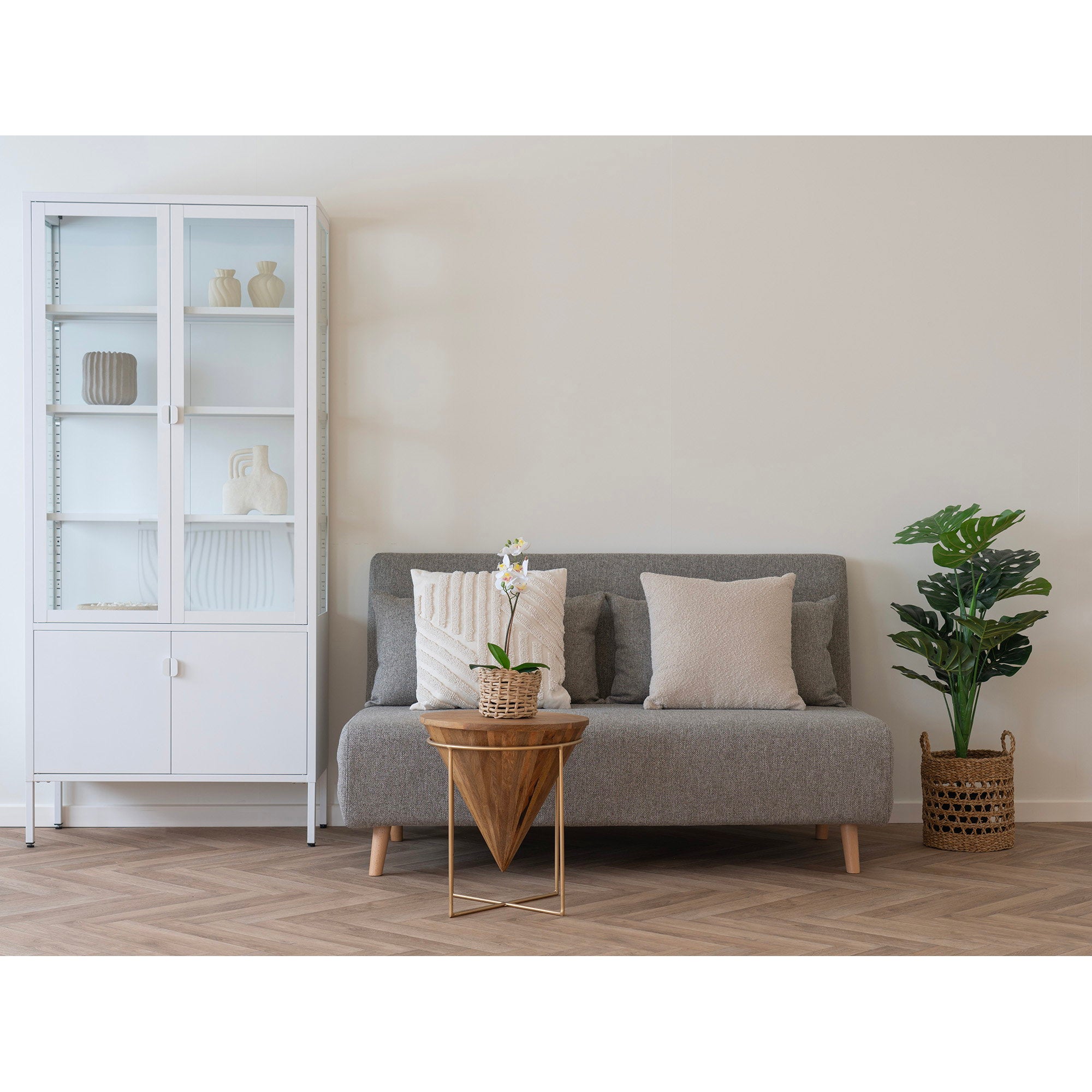Coussin Savannah bouclé beige salon scandinave canapé gris vitrine blanche table bois doré