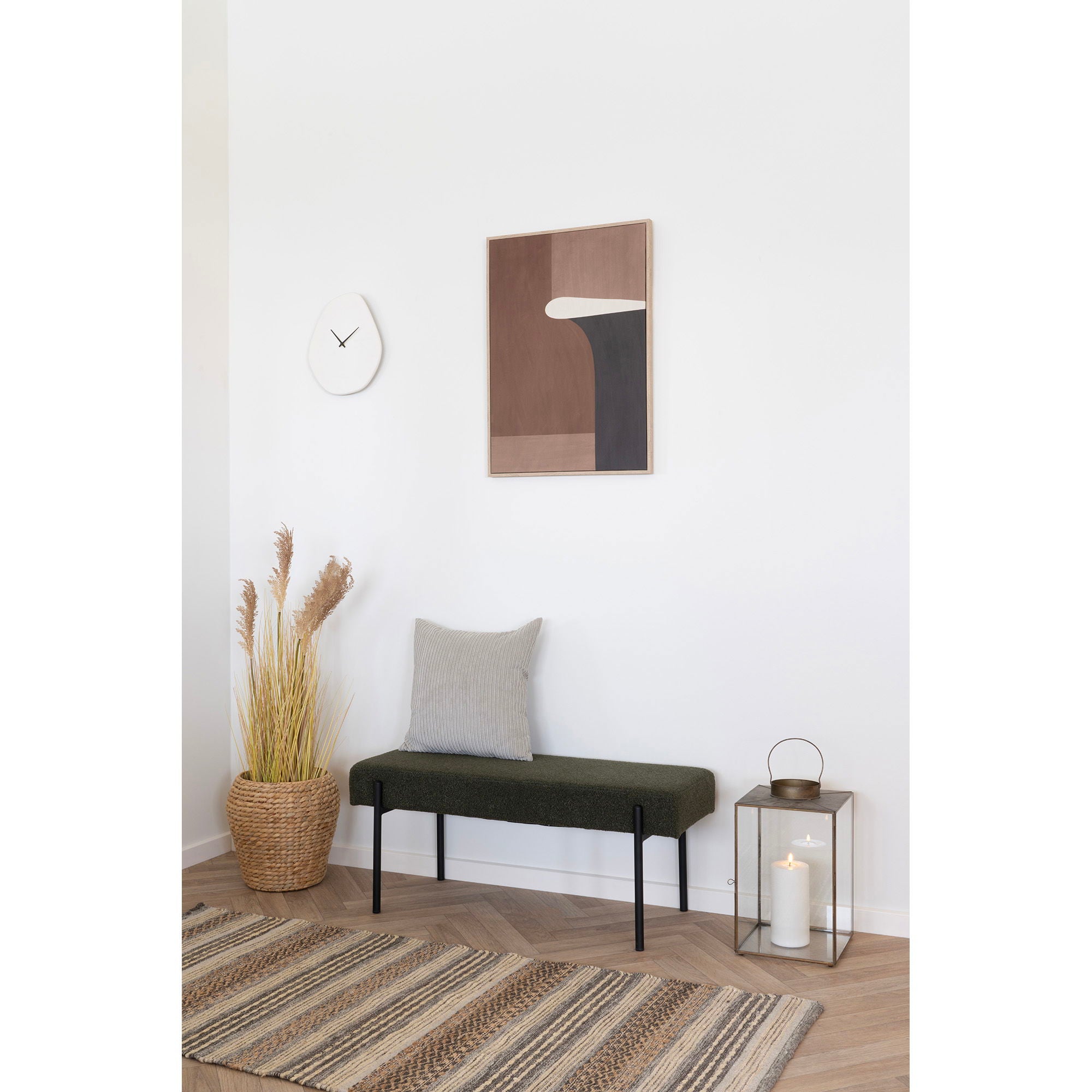 Coussin Kobe velours côtelé sable posé sur banc entrée décor minimaliste naturel