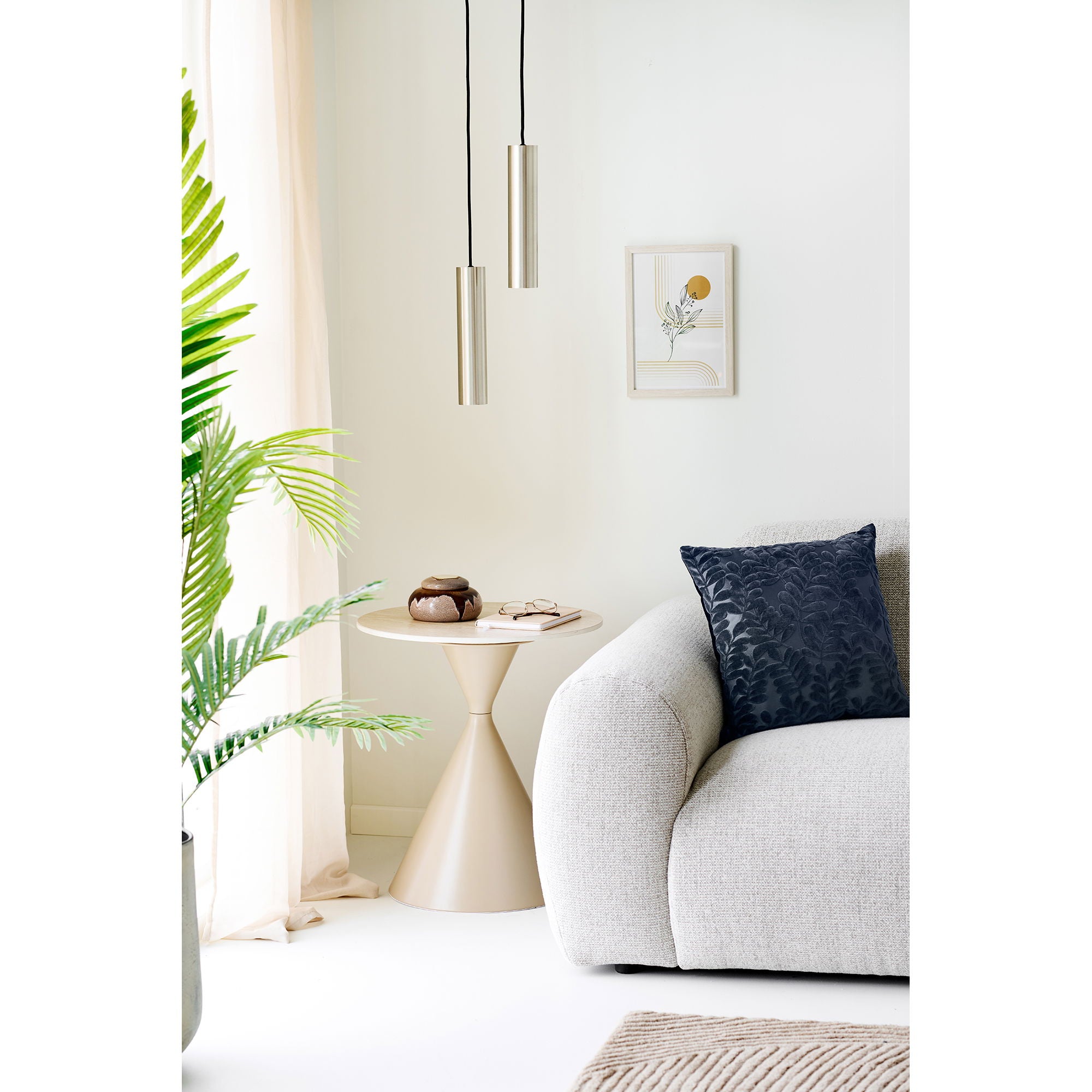 Coussin Yona bleu marine velours coupé feuillage décor salon contemporain lumière naturelle