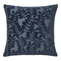 Coussin Yona bleu marine vu de face feuillage en velours coupé sur fond satiné