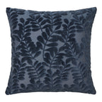 Coussin Yona bleu marine vu de face feuillage en velours coupé sur fond satiné