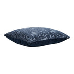 Coussin Yona bleu marine vu de profil face en velours coupé et dos en velours uni