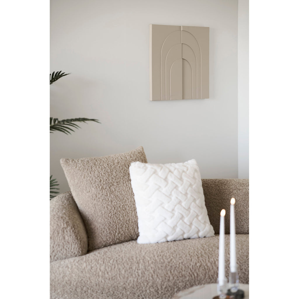 Décoration murale Ina arches beige salon canapé bouclé taupe coussins blancs bougies