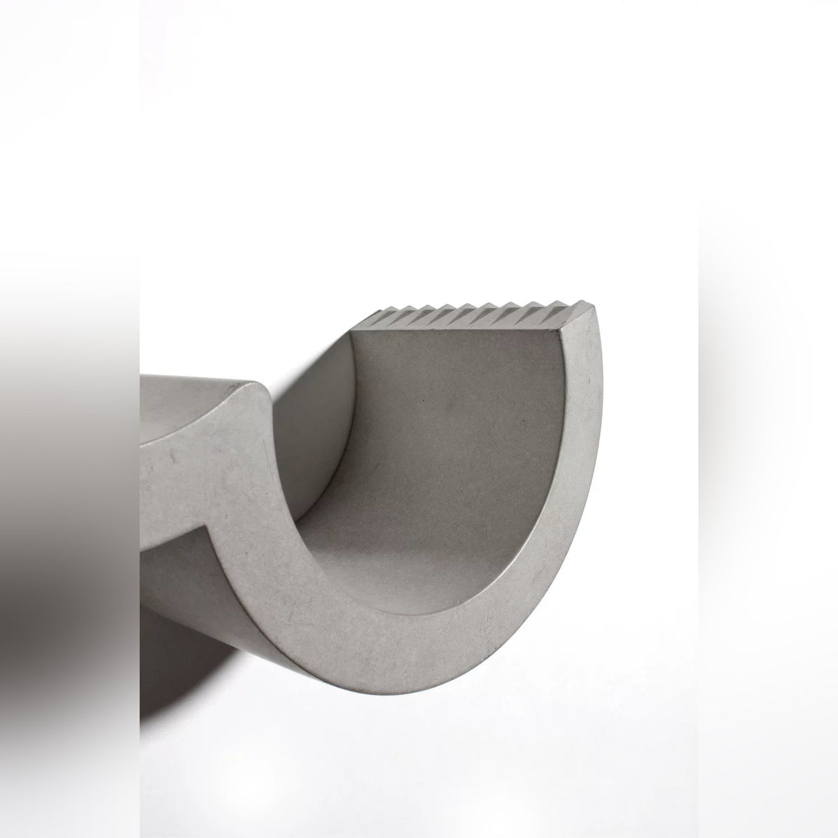 Gros plan sur le berceau vide du dérouleur Cloud en béton et son bord dentelé