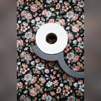 Dérouleur Cloud en béton avec un rouleau sur un mur tapissé de papier peint fleuri