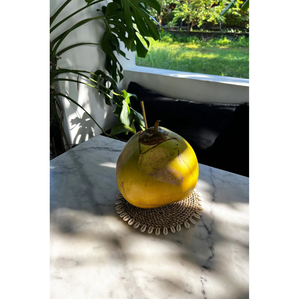 Dessous-de-plat en cordon de jonc de mer et coquillages 23 cm en situation