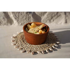 Dessous-de-plat en raphia crocheté et coquillages 23 cm en situation