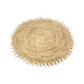 Dessous-de-plat rond en raphia naturel crocheté en spirale et bordé de coquillages cauris