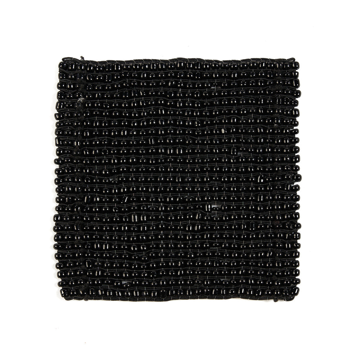Dessous-de-verre carré en perles noires brillantes vu de dessus avec ses rangs de perles et ses fils noués