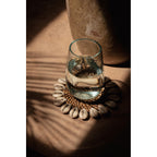 Dessous-de-verre Colonial en rotin et coquillages 15 cm en situation