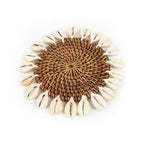 Dessous-de-verre Colonial en rotin et coquillages 15 cm