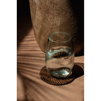 Dessous-de-verre Colonial en rotin tressé 11 cm en situation