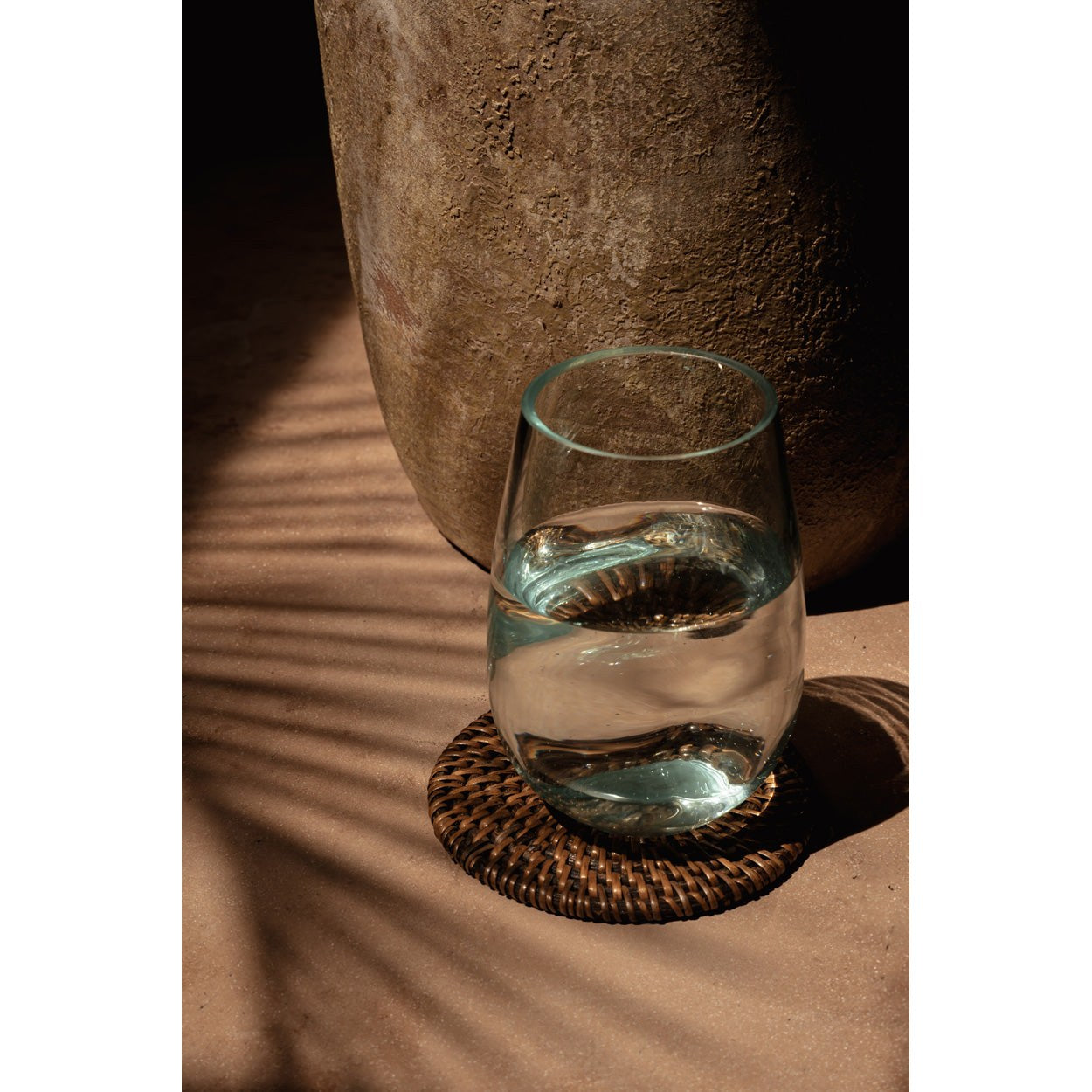 Dessous-de-verre Colonial en rotin tressé 11 cm en situation