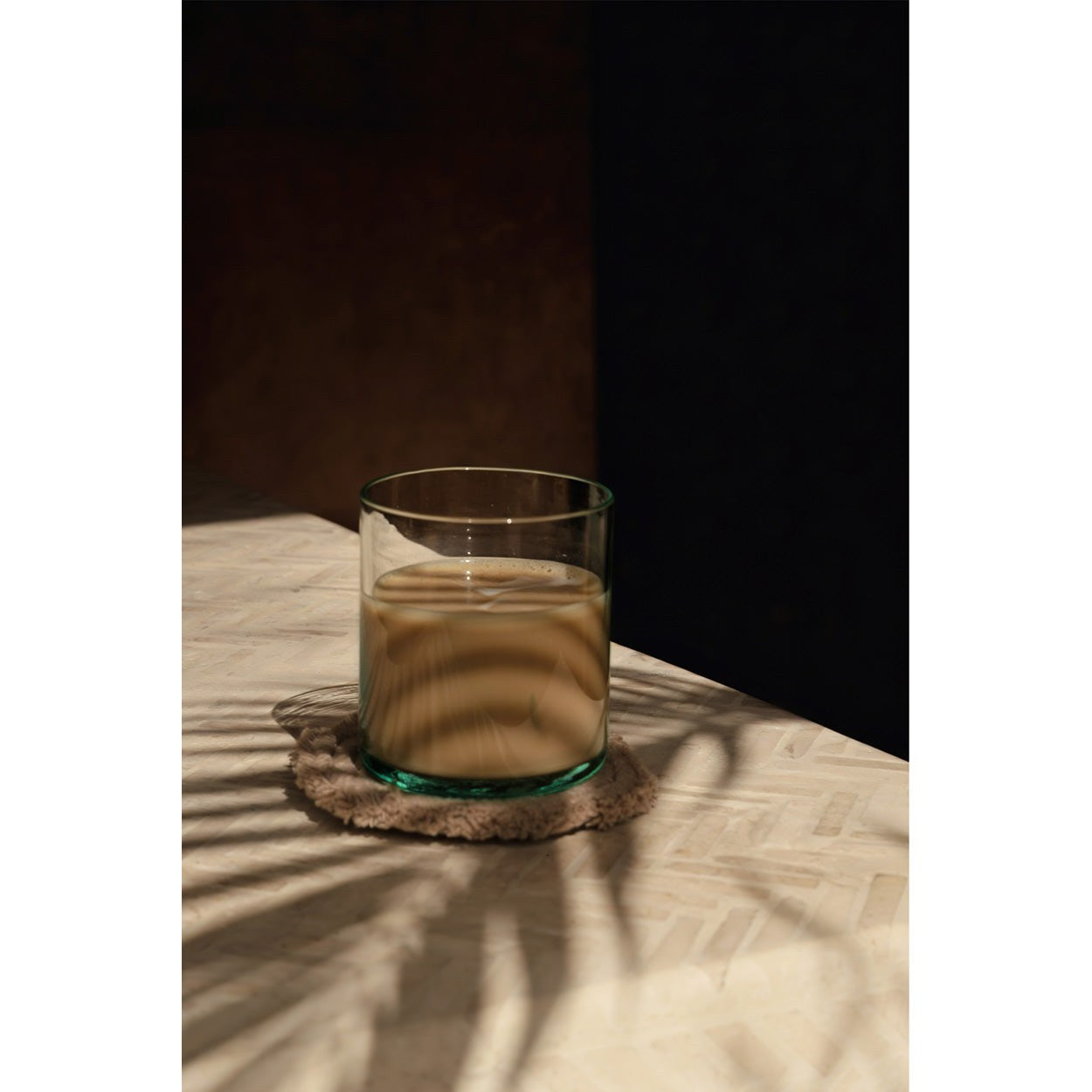 Dessous-de-verre en cordon de coton beige 12 cm en situation