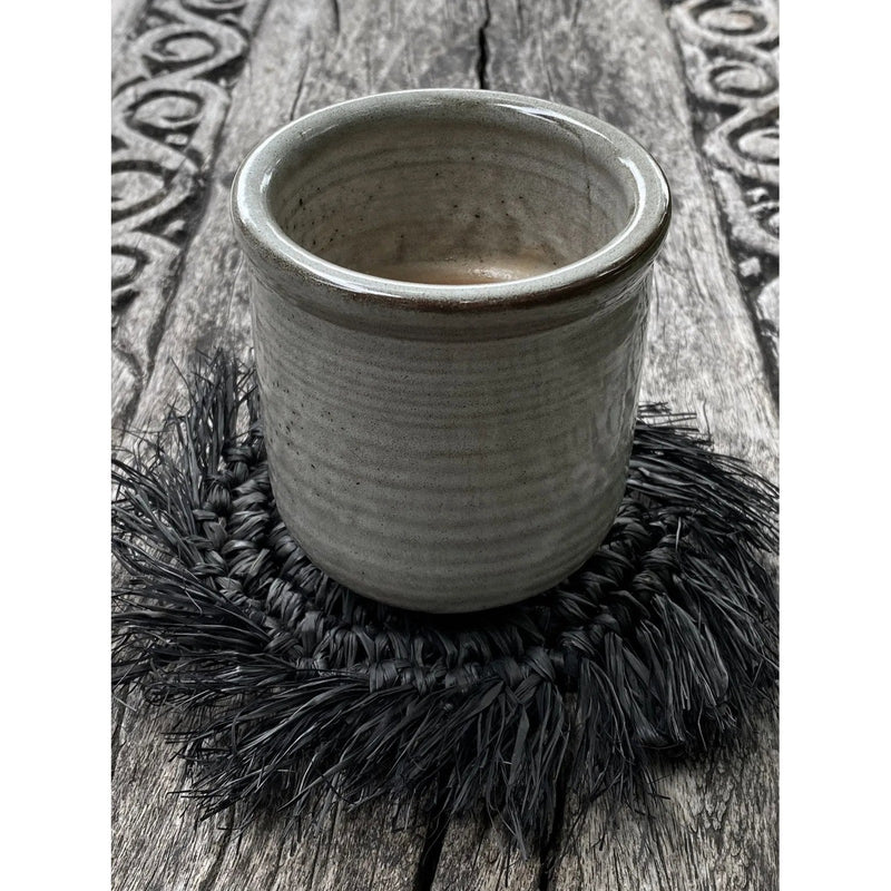 Dimensions Dessous-de-verre en raphia noir à frange 16 cm