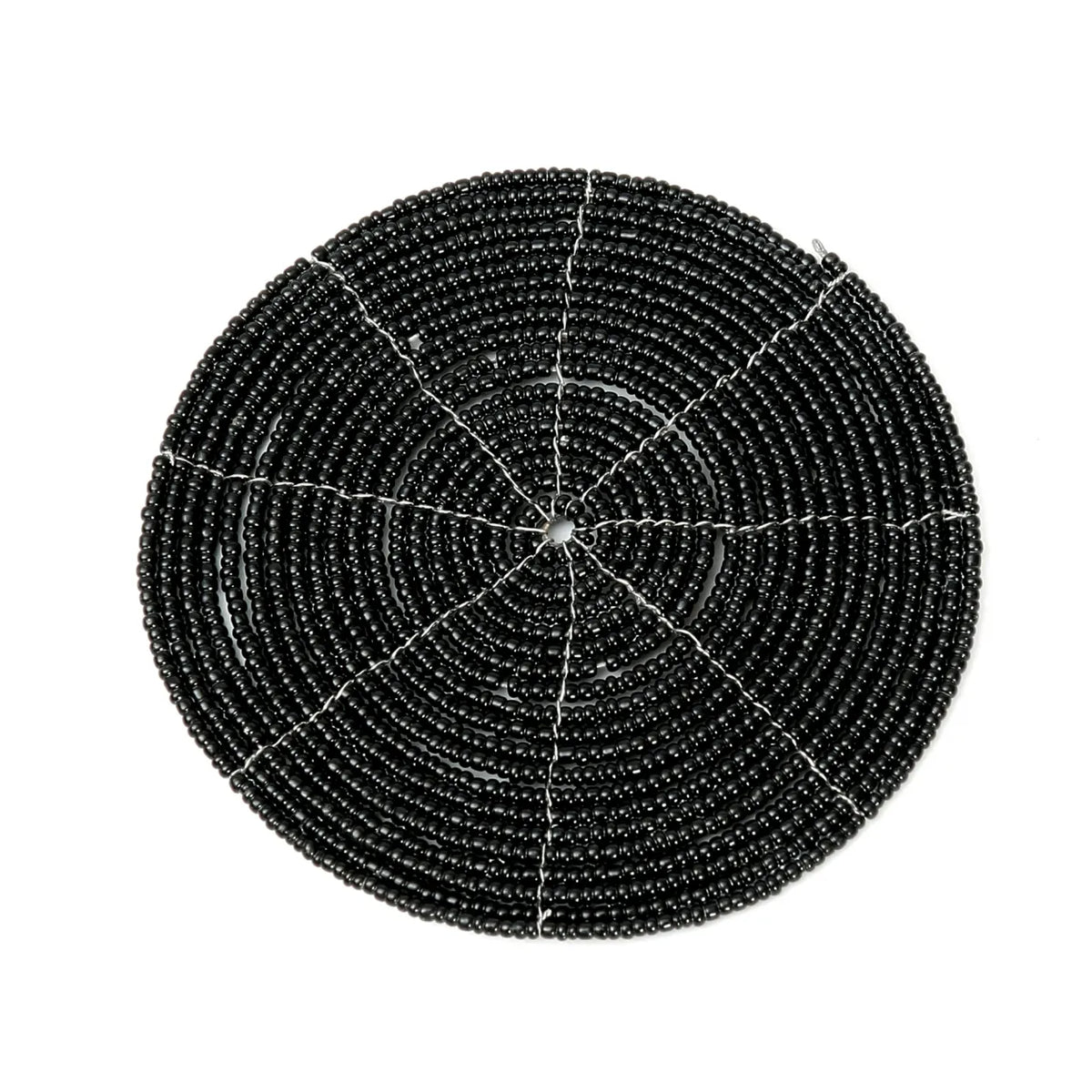Dessous-de-verre rond en perles noires vu de dessus avec sa spirale et ses huit coutures rayonnantes