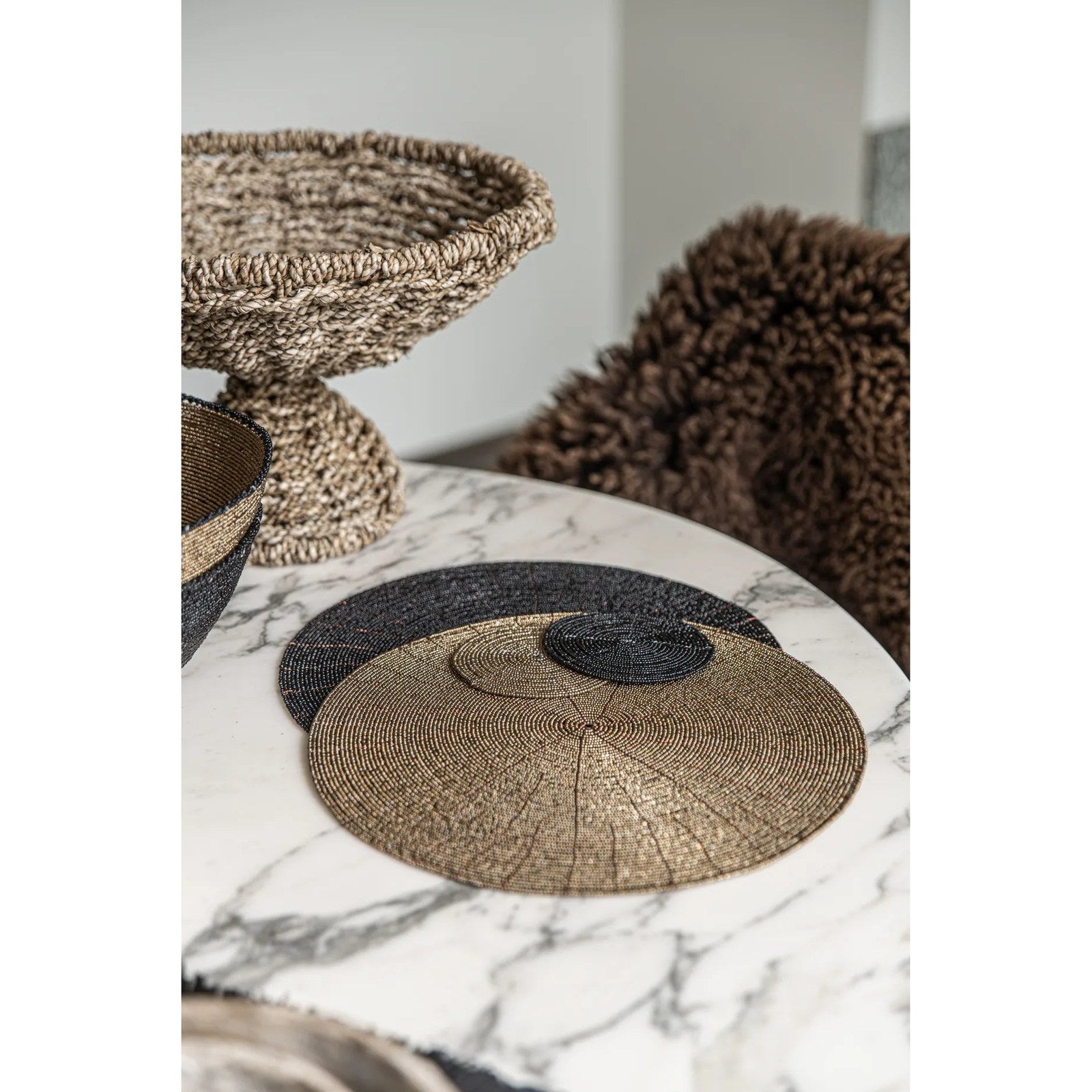 Dessous-de-verre rond en perles noires 10 cm en situation
