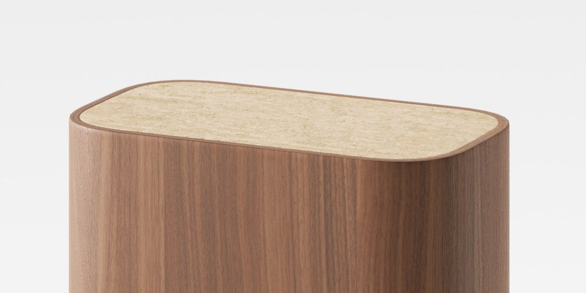 Gros plan du dessus en travertin beige au sommet d'un montant Path