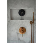 Disque de marbre noir sur socle 15 cm en situation