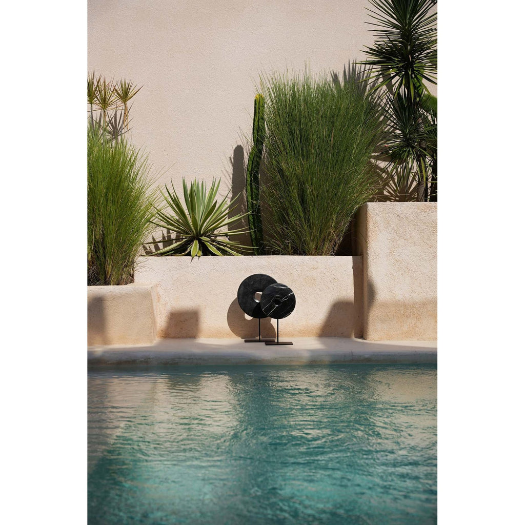 Disque de marbre noir sur socle 20 cm en situation