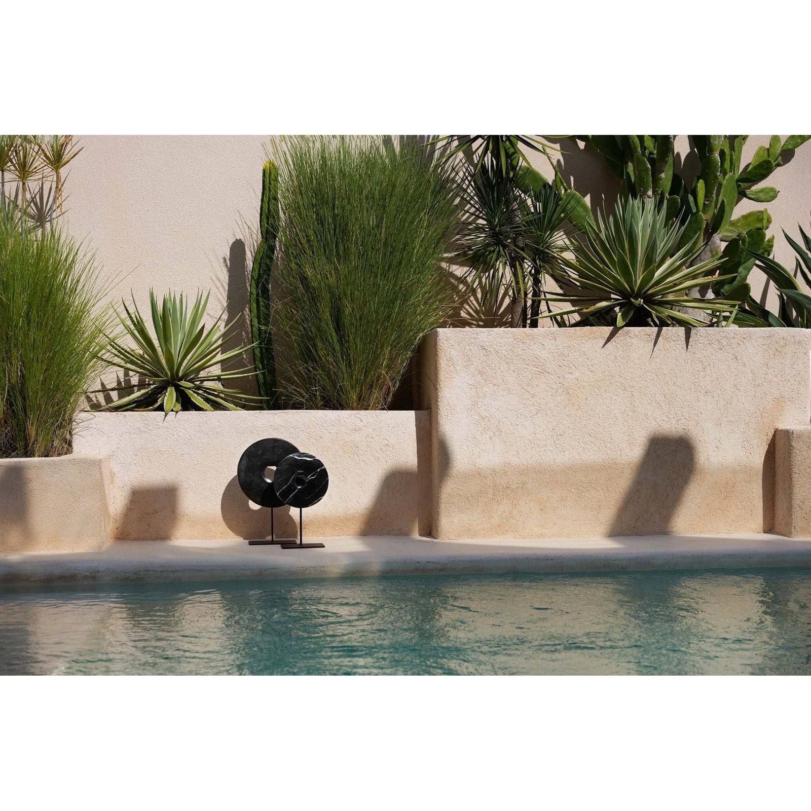 Disque de marbre noir sur socle 25 cm en situation