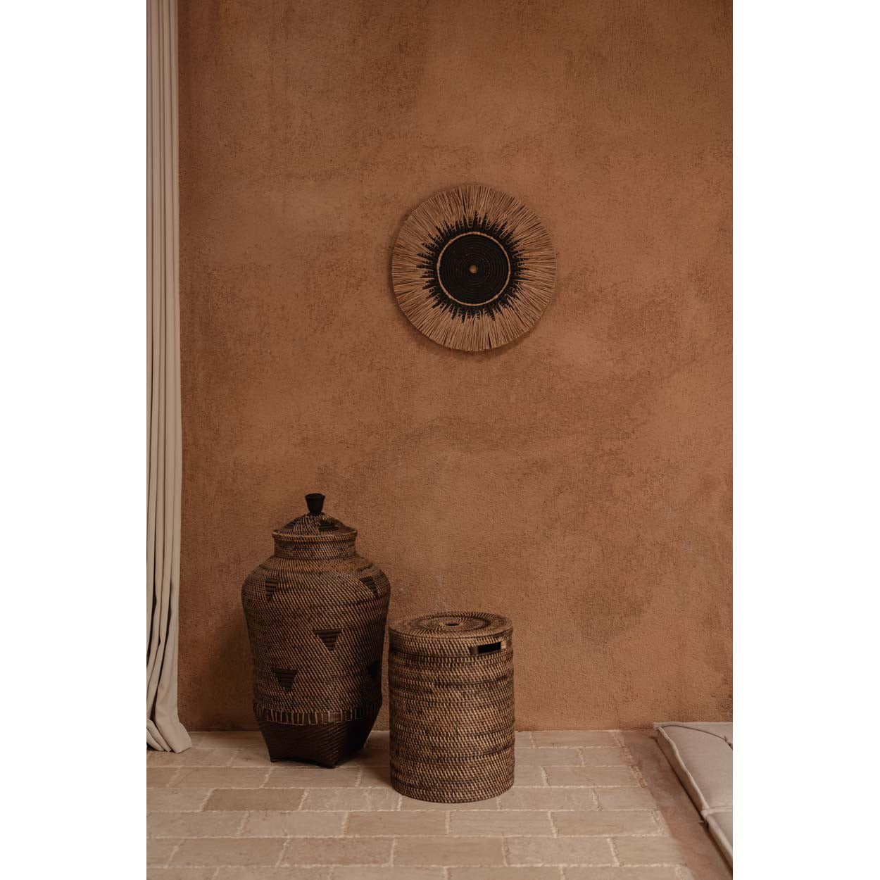 Disque mural Raffia Macramé 60 cm centre noir en situation