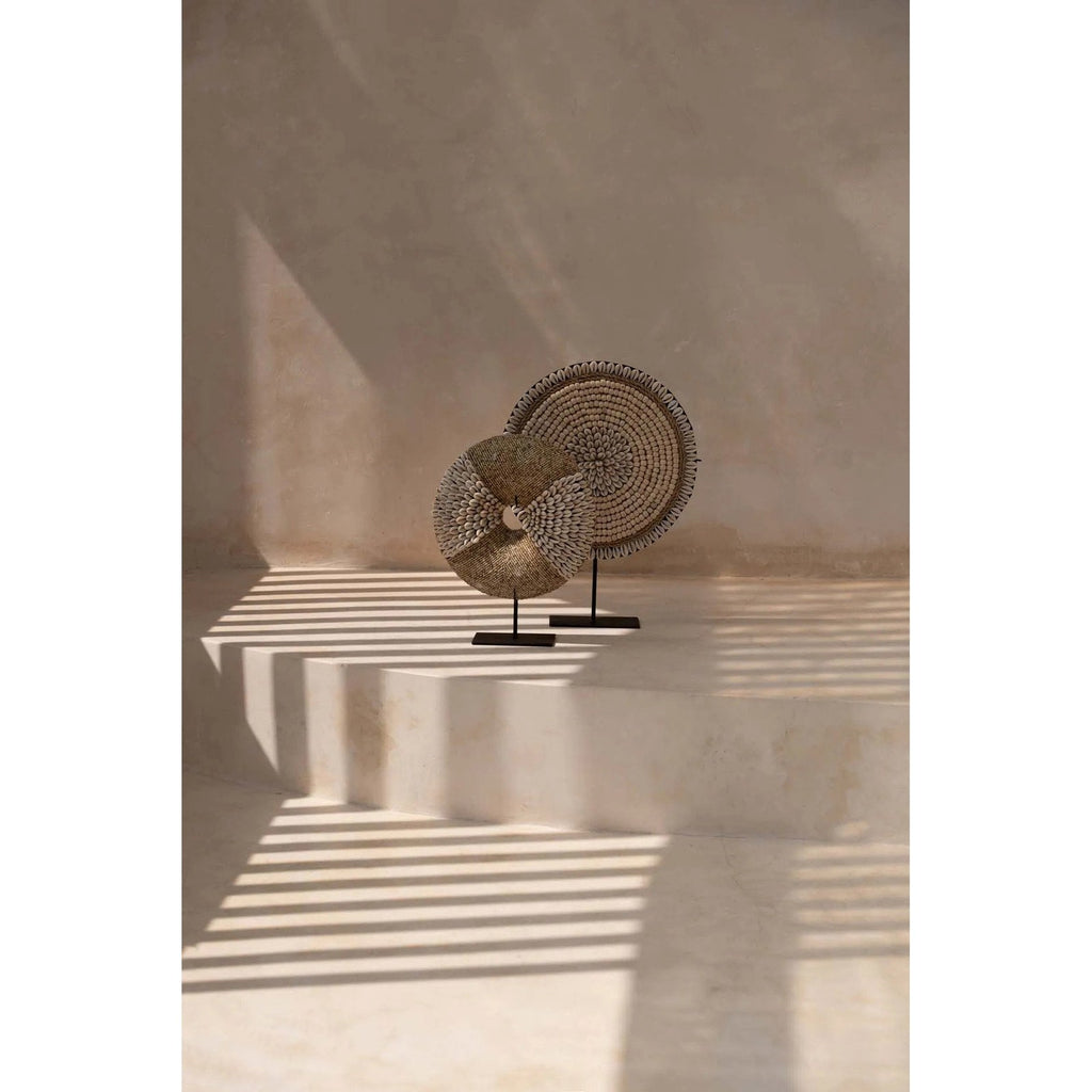 Disque de perles et cauris sur socle 24 cm, vue 3