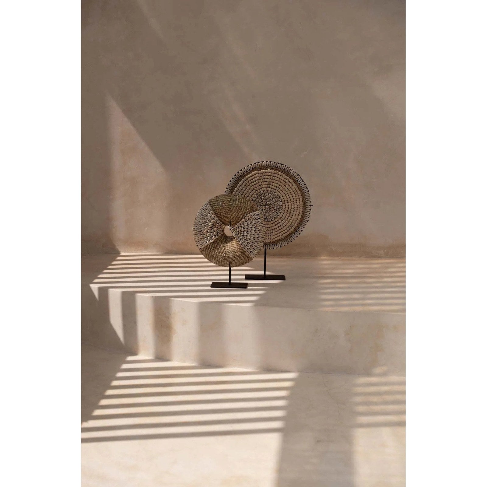 Disque de perles et cauris sur socle 24 cm, vue 3