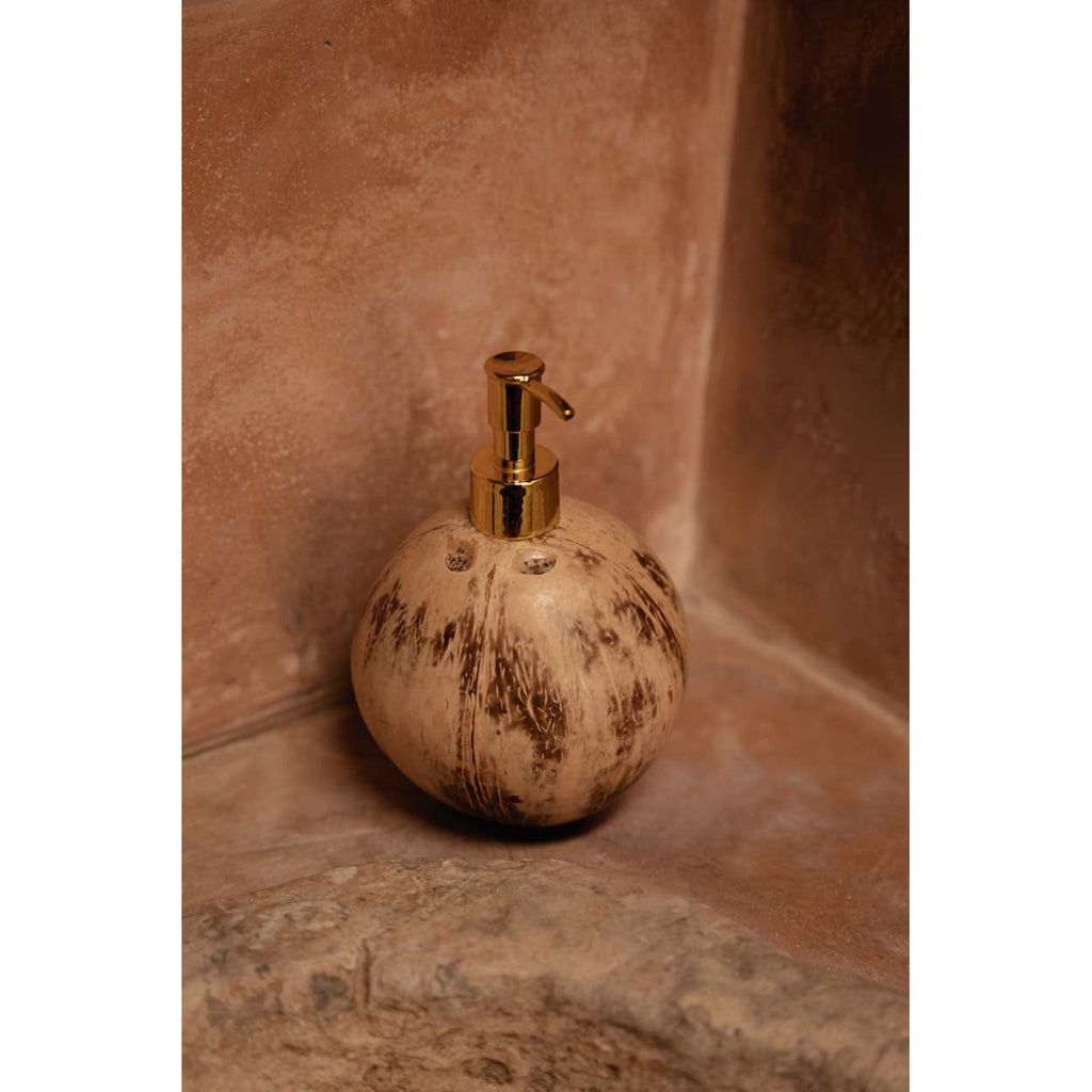 Distributeur de savon en coque de coco et pompe dorée 15 cm en situation