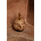 Distributeur de savon en coque de coco et pompe dorée 15 cm en situation