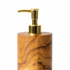Distributeur de savon cylindrique en teck et pompe dorée 20 cm en situation