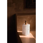 Distributeur de savon en résine marbrée rose et blanc 21 cm en situation