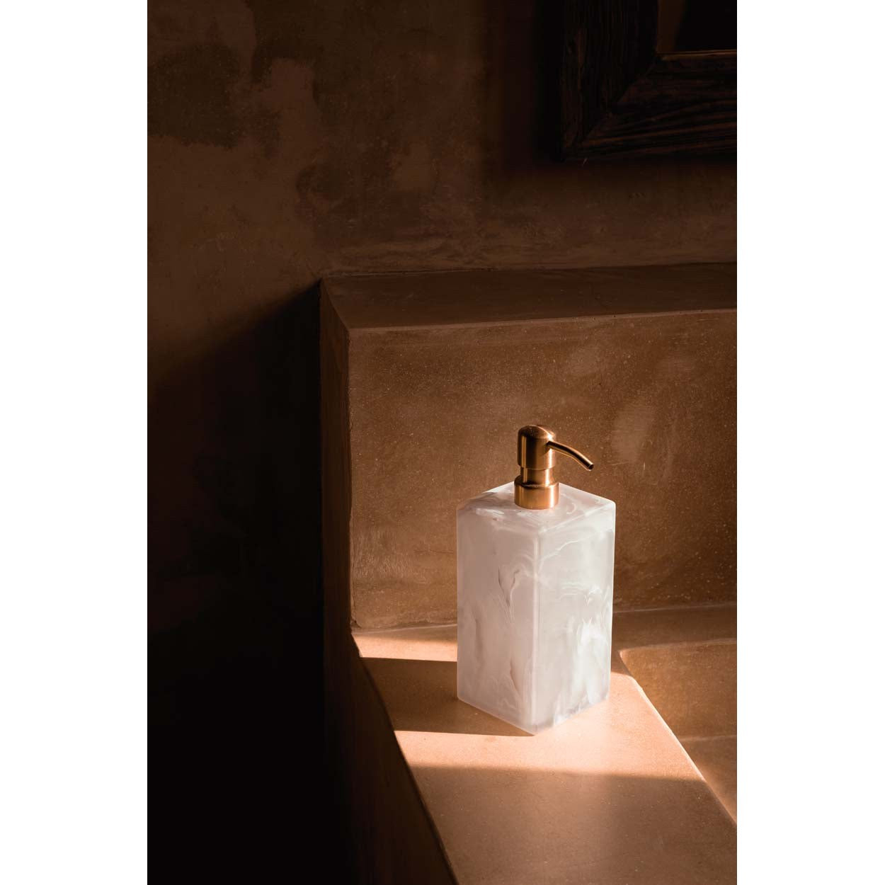 Distributeur de savon en résine marbrée rose et blanc 21 cm en situation
