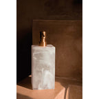 Distributeur de savon en résine marbrée rose et blanc 21 cm, vue 4