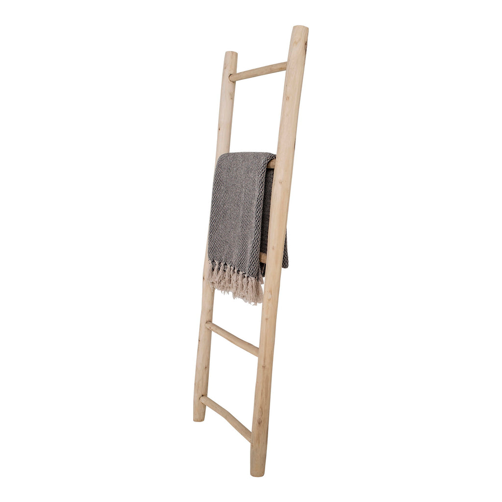 Échelle décorative teck naturel porte-plaid vue trois quarts plaid gris frangé