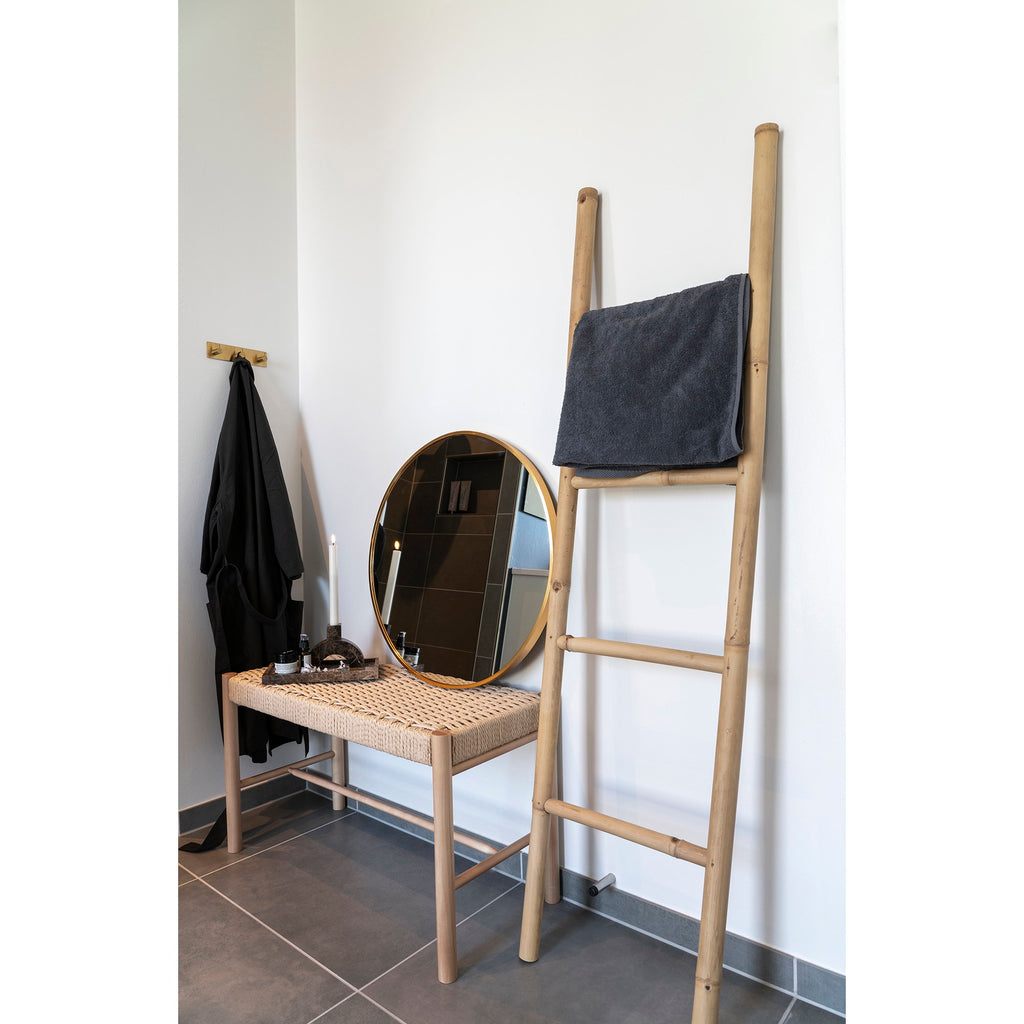 Échelle teck naturel salle de bain serviette grise miroir laiton ambiance spa