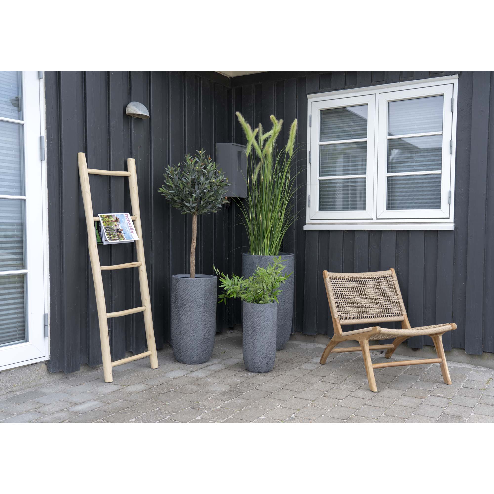 Échelle décorative teck naturel posée terrasse extérieur maison noire magazines