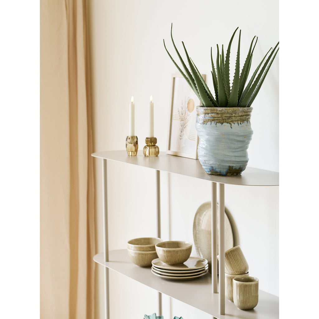 Étagère Rieti détail plateau supérieur sable bougeoirs laiton vase céramique plante