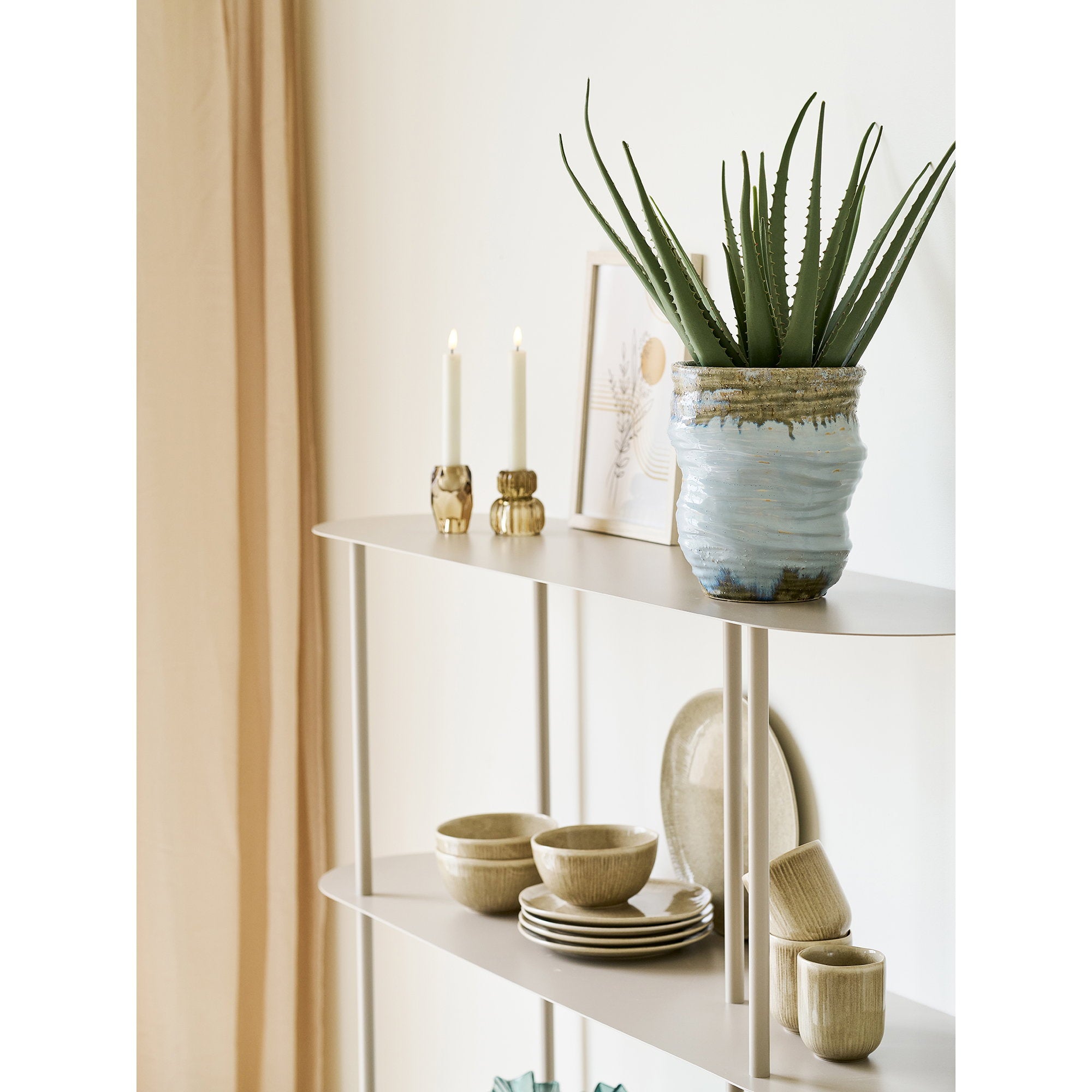 Étagère Rieti détail plateau supérieur sable bougeoirs laiton vase céramique plante